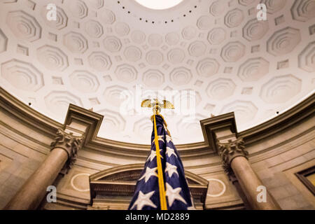 WASHINGTON, D.C. - (13. März 2018) - - Soldaten des Belvoir Krankenhaus US Army Troop Element-South stolz den Eid von Re - Eintragung in der Rotunde des National Archives März 13, 2018. Das Belvoir Hospital ist ein 120-Betten, 1,3 Millionen Quadratmeter großen militärischen Gemeinschaft Krankenhaus, das eine Bevölkerung von 250.000 Mitarbeiter mit über 100.000 eingetragenen Empfangen von stationären und Specialty Care Services um 55 Spezialgebiet Kliniken unterstützt, ein Krieger Pavillon (für den Kampf verletzt/verletzt/krank), stationäre Neigungen Programm und drei Satelliten-Familie Gesundheit Mitten im Pentagon dient, Stockfoto