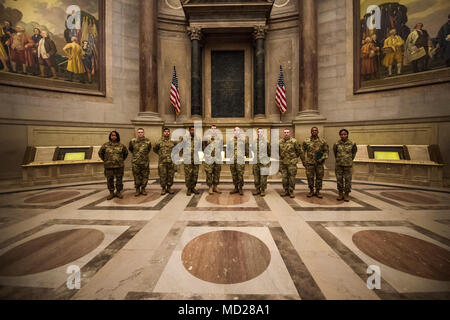 WASHINGTON, D.C. - (13. März 2018) - - Soldaten des Belvoir Krankenhaus US Army Troop Element-South stolz den Eid von Re - Eintragung in der Rotunde des National Archives März 13, 2018. Das Belvoir Hospital ist ein 120-Betten, 1,3 Millionen Quadratmeter großen militärischen Gemeinschaft Krankenhaus, das eine Bevölkerung von 250.000 Mitarbeiter mit über 100.000 eingetragenen Empfangen von stationären und Specialty Care Services um 55 Spezialgebiet Kliniken unterstützt, ein Krieger Pavillon (für den Kampf verletzt/verletzt/krank), stationäre Neigungen Programm und drei Satelliten-Familie Gesundheit Mitten im Pentagon dient, Stockfoto