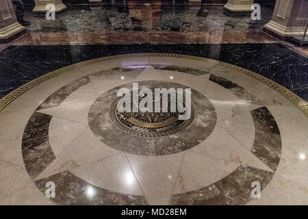 WASHINGTON, D.C. - (13. März 2018) - - Soldaten des Belvoir Krankenhaus US Army Troop Element-South stolz den Eid von Re - Eintragung in der Rotunde des National Archives März 13, 2018. Das Belvoir Hospital ist ein 120-Betten, 1,3 Millionen Quadratmeter großen militärischen Gemeinschaft Krankenhaus, das eine Bevölkerung von 250.000 Mitarbeiter mit über 100.000 eingetragenen Empfangen von stationären und Specialty Care Services um 55 Spezialgebiet Kliniken unterstützt, ein Krieger Pavillon (für den Kampf verletzt/verletzt/krank), stationäre Neigungen Programm und drei Satelliten-Familie Gesundheit Mitten im Pentagon dient, Stockfoto