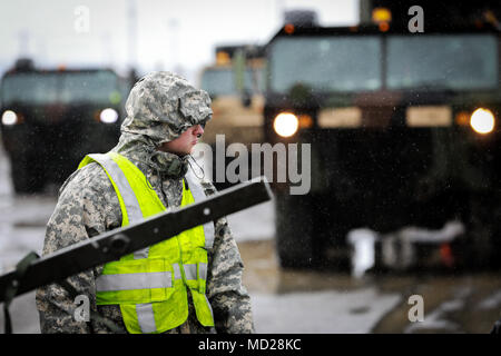 Operation Patriot Bandolier ist eine Logistikmission der United States Army, die sich auf den Transport von Material und Munition durch die Vereinigten Staaten konzentriert. Am 2. März 2018 baute das Personal der Army Reserve ein mobiles Wartungszelt am Military Ocean Terminal Concord, Kalifornien, um den Hafen und den Transport zu unterstützen. Die Archivbilder dokumentieren die Infrastruktur für den Außendienst während der Mission. Stockfoto