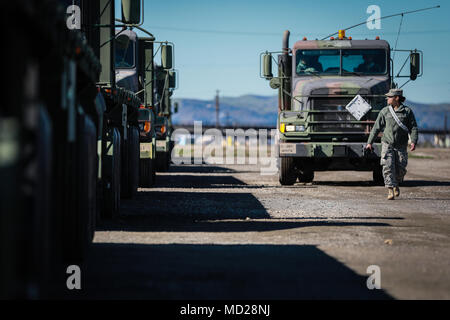 Operation Patriot Bandolier ist eine reale Logistikmission der United States Army, die Soldaten der Army Reserve, National Guard und Active Component für den landesweiten Transport von Material umfasst. Das Archivbild dokumentiert die Vorbereitungen der Konvois am Military Ocean Terminal Concord, Kalifornien, am 4. März 2018 während koordinierter Containerbewegungen. Stockfoto