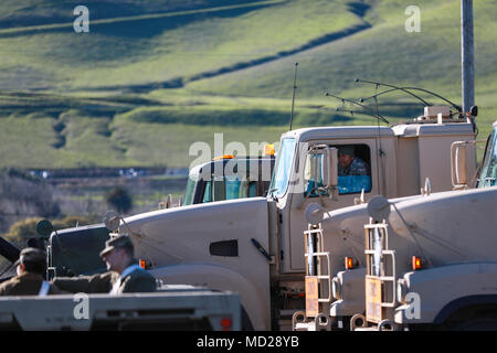 Das Archivbild dokumentiert das Personal der US Army Reserve, das sich am 2. März 2018 im Rahmen koordinierter Bodentransport- und Einsatzbereitschaft auf die Operationen im Military Ocean Terminal Concord, Kalifornien, vorbereitet. Stockfoto