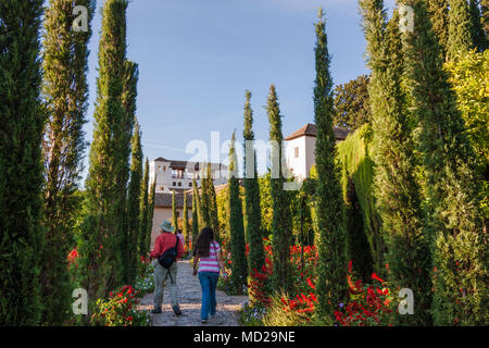 Granada, Andalusien, Spanien - Oktober 7th, 2012: Touristen Spaziergang durch die farbenfrohen Gärten des Generalife, innerhalb der Alhambra und Generalife comp Stockfoto