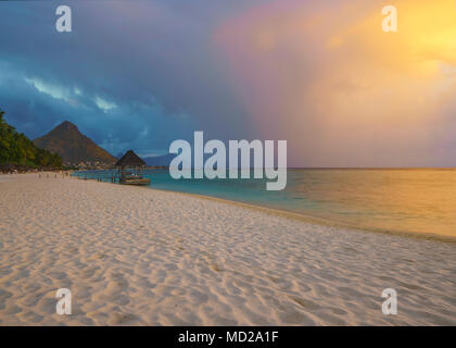 Wundervolle Aussicht von Flic und Flac Strand bei Sonnenuntergang auf Mauritius Insel. Stockfoto