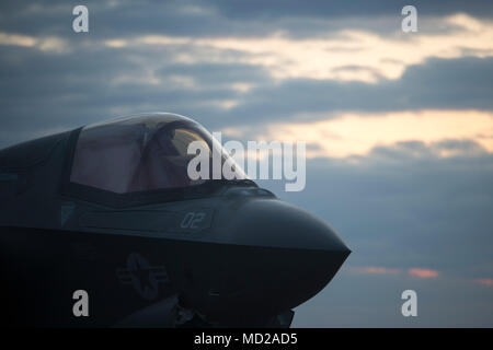 Eine F-35B Blitz II bereitet sich auf die USS Wasp (LHD-1), 11. März 2018. Marine Fighter Attack Squadron 121 begonnen, eine Trennung der F-35 Bs auf der USS Wasp für Frühjahr Patrouille des 31 Marine Expeditionary Unit 2018, Kennzeichnung der ersten operationellen Einsatz der F-35 B mit einem MEU. Wie das Marine Corps' nur kontinuierlich vorwärts - bereitgestellt MEU, den 31 MEU bietet eine flexible Kraft bereit, eine breite Palette von militärischen Operationen auszuführen. (U.S. Marine Corps Foto von Cpl. Bernadette Wildes) Stockfoto