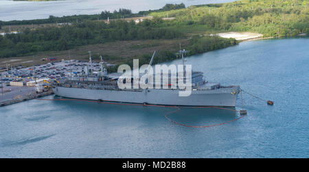 Die USS Frank Cable (AS-40) ist ein im Jahr 1980 in Auftrag gegebener Emory S. Land-Klasse-Submarine-Tender, der nach Guam zur Unterstützung des Einsatzes der US-Pazifik-Flotte eingesetzt wurde. Das Schiff wird am 15. März 2018 in APRA Harbor auf der Marinebasis Guam vor Anker gebracht. Das Archivbild dokumentiert neben der Wartung und Logistik die Rolle des Schiffes für U-Boote im Indopazifik-Raum. Stockfoto