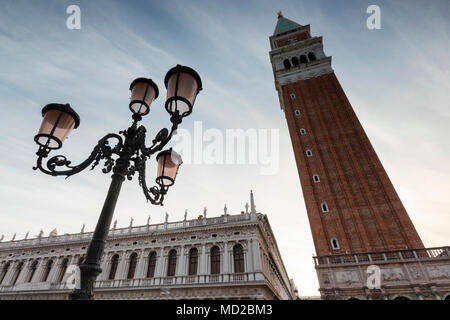 Malerischer Blick auf die procuratie Nuove und St Mark's Campanile in St Mark's Square, in Venedig, Italien. Stockfoto