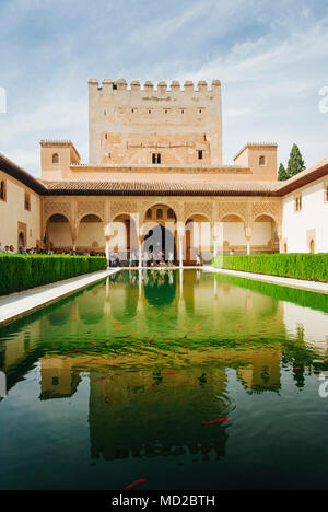 Granada, Andalusien, Spanien - 14. Mai 2006: Besucher durch den Turm von Comares und einen reflektierenden Pool im Hof der Myrten (Patio de Los Arrayanes) Stockfoto