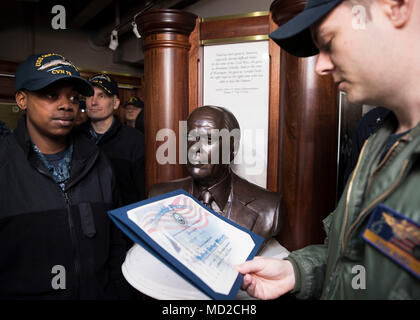 NORFOLK, Virginia (Mar. 16, 2018) - der Luftfahrt Bootsmann Mate (Ausrüstung) Airman Abriel Thomas, von Groesbeck, Texas zu USS Gerald R. Ford's (CVN 78) Luft Abteilung zugeordnet, steht an Aufmerksamkeit als Leutnant Adam Boyd eine Bescheinigung über die Entladung während Ihrer reenlistment Zeremonie liest. (U.S. Marine Foto von Mass Communication Specialist 3. Klasse Ryan Carter) Stockfoto