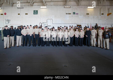 NORFOLK, Virginia (Mar. 16, 2018) - Matrosen auf USS Gerald R. Ford's (CVN 78) Air Abteilung V-4 Division für ein Gruppenfoto auf dem Schiff Hangardeck darstellen. (U.S. Marine Foto von Mass Communication Specialist 3. Klasse Josua Murray) Stockfoto