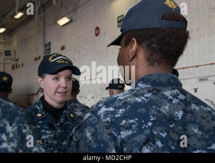 NORFOLK, Virginia (Mar. 16, 2018) - Personal Specialist 1. Klasse Ariella Feracho, USS Gerald R. Ford's (CVN 78) administrative Abteilung zugeordnet, steht an Aufmerksamkeit wie Lt.Cmdr. Melissa Chope, administrative Ford's Officer, führt eine einheitliche Inspektion für Ford's Division im Rampenlicht. (US Navy Foto von Mass Communication Specialist 3. Klasse Katze Campbell) Stockfoto