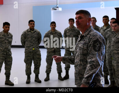 Chief Master Sgt. Patrick McMahon, U.S. Strategic Command älterer Soldat Führer, spricht mit 5 Aircraft Maintenance Squadron Flieger am Minot Air Force Base, N.D., Jan. 12, 2018. Bei seinem Besuch, McMahon sprach mit 5 Bombe Flügel Flieger und besuchten Einrichtungen, darunter eine B-52 H Stratofortress Static Display, der Dakota Inn Speisesaal und andere Einrichtungen an der Basis. (U.S. Air Force Foto von Airman 1st Class Dillon J. Audit) Stockfoto