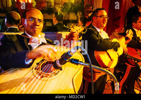 Eine Mariachi Band spielt die Mexikanische guitarrón (grosse Mexikanische Gitarre) im fokolar Restaurant 1953 auf dem Gelände einer alten traditionellen Hac geöffnet Stockfoto