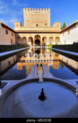 Granada, Andalusien, Spanien - 15. Februar 2009: Besucher durch den Turm von Comares und einen reflektierenden Pool im Hof der Myrten (Patio de Los Array Stockfoto