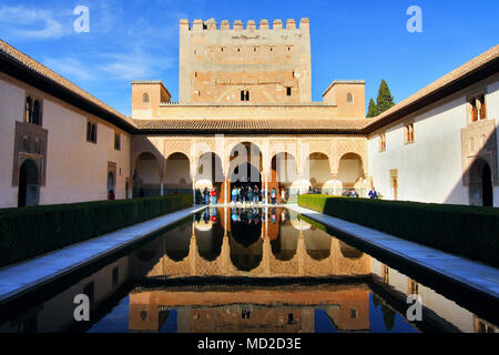 Granada, Andalusien, Spanien - 15. Februar 2009: Besucher durch den Turm von Comares und einen reflektierenden Pool im Hof der Myrten (Patio de Los Array Stockfoto