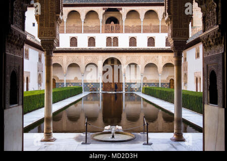 Granada, Andalusien, Spanien - 19. Februar 2006: Ein einsamer Mann Spaziergänge durch die reflektierenden Pool im Hof der Myrten (Patio de Los Arrayanes) des Stockfoto