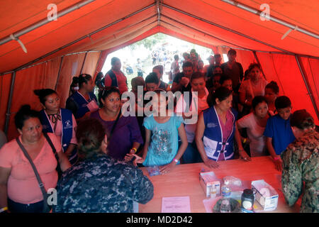 Continuing Promise 2018 war eine Mission der 4. US-Flotte und des Southern Command der U.S. Naval Forces, die humanitäre Hilfe und Ausbildungsmaßnahmen leistete. Am 16. März 2018 meldeten sich Bewohner von Puerto Cortes, Honduras, in einer medizinischen Einrichtung an der Franklin D. Roosevelt Schule an. Das Archivbild dokumentiert Registrierungsverfahren während zivil-militärisch-medizinischer Operationen. Stockfoto