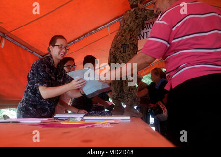 Continuing Promise 2018 war eine zivile und militärische Mission der US Navy Forces Southern Command und der 4th Fleet, die 2018 in Mittel- und Südamerika durchgeführt wurde. Am 16. März 2018 wurden Personen in einer medizinischen Einrichtung der Franklin D. Roosevelt School in Puerto Cortes, Honduras, eingecheckt. Das Archivbild dokumentiert humanitäre Hilfseinsätze einschließlich medizinischer Unterstützung während des Einsatzes. Stockfoto