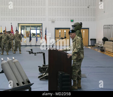 Brig. Gen. James E. Bonner, Kommandierender General des 20. Chemische, biologische, radiologische, nukleare und Explosive Befehl, spricht mit den Soldaten, Freunde und Familien der 52 Ordnance Gruppe (Explosive Ordnance Disposal) während eines Befehls Zeremonie in Sabo körperliche Fitness Center in Fort Campbell, Ky., Jan. 14, 2018. Bonner konnte Abschied die Gruppen ausgehende Kommandeur, Oberst Mark R. Faria, seiner neuen Kommandeur, Oberst Daniel J. Duncan. (U.S. Armee Foto: Staff Sgt. Adam Hinman, 52 Ordnance Gruppe (Explosive Ordnance Disposal), 20. Chemische, biologische Stockfoto