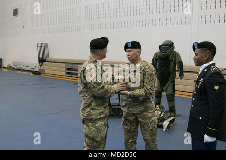 Oberst Mark R. Faria, Links und ehemaliger Kommandant der 52 Ordnance Gruppe (EOD), 20. Chemische, biologische, radiologische, nukleare und Explosive Befehl, acceptst der Shell während von Brig gefeuert. Gen. James E. Bonner, Kommandierender General des 20 CBRNE Cmd., bei einer Änderung der Befehl Zeremonie in Sabo körperliche Fitness Center in Fort Campbell, Ky., Jan. 14, 2018. Bonner hatte die Ehren zu Faria in Anerkennung der Zeit Faria im Befehl der Gruppe Latente als diese Zeremonie whenCol wurde. Mark R. Faria, Links und ehemaliger Kommandant der 52 Ordnance Gruppe (EOD), 20. Chemische, biologische Stockfoto