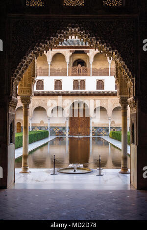 Granada, Andalusien, Spanien - 19. Februar 2006: Gericht der Myrten (Patio de Los Arrayanes) und einen reflektierenden Pool des Comares Palace im Rahmen der A Stockfoto