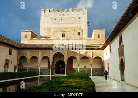 Granada, Andalusien, Spanien - 19. Februar 2006: Ein einsamer Mann Spaziergänge durch den Turm von Comares und einen reflektierenden Pool im Hof der Myrten (Patio de l Stockfoto