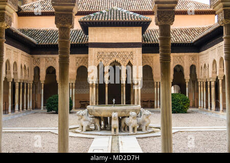 Granada, Andalusien, Spanien - 19. Februar 2006: Gericht der Löwen (Patio de los Leones) im Alhambra Palast- und Festungsanlage. Stockfoto