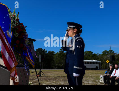 Ein Mitglied der Hurlburt Field Ehrengarde präsentiert eine feierliche Kranzniederlegung in Gedenken an hurlburt Field, Fla., 16. März 2018. Der Kranz wurde auf US Air Force Maj Randell Voas gewidmet, evaluator Pilot mit der 8 Special Operations Squadron, und Senior Master Sgt. James Lakai, ein Prüfer Flight Engineer mit der 8. SOS, die ihr Leben in einem CV-22 Crash in Afghanistan verloren, 9. April 2010. (U.S. Air Force Foto von Airman 1st Class Rachel Yates) Stockfoto