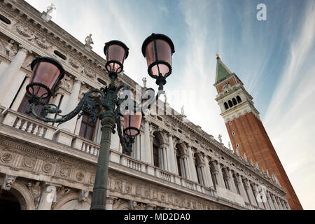 Malerischer Blick auf die procuratie Nuove und St Mark's Campanile in St Mark's Square, in Venedig, Italien. Stockfoto