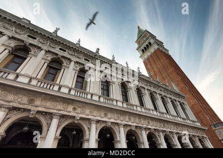 Malerischer Blick auf die procuratie Nuove und St Mark's Campanile in St Mark's Square, in Venedig, Italien. Stockfoto