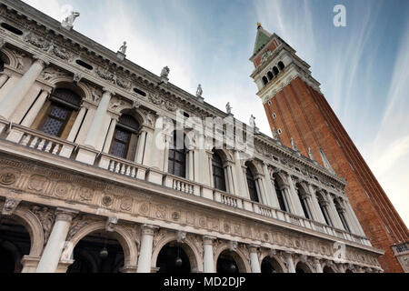 Malerischer Blick auf die procuratie Nuove und St Mark's Campanile in St Mark's Square, in Venedig, Italien. Stockfoto