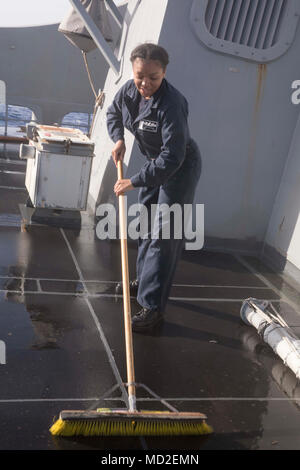 Mittelmeer (24. März 2018) Seaman Chanel Mccray, von Newark, New Jersey, scrubs Deck der Fo'c's Le an Bord der San Antonio-Klasse amphibious Transport dock Schiff USS New York (LPD-21) 24. März 2018. New York, homeported in Mayport, Florida, ist die Durchführung von naval Operations in den USA 6 Flotte Bereich der Operationen. Stockfoto