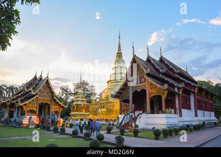 Dämmerung Sonnenuntergang in Phra Singh Tempel mit vielen Touristen im Inneren des Tempels Stockfoto