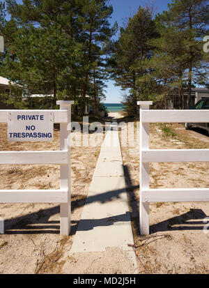 Kein Übertreten anmelden Zaun durch führender Pfad zum Meer, Ontario, Kanada Stockfoto