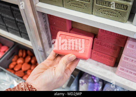 Seife, Savon, d'Alep, in Marseille getroffen, handgefertigt, duftende, parfümierte, Parfüm, Bars, Blöcke,, Seife, im Shop, in Carcassonne, Aude, Region, Süden, von, Frankreich, Französisch, Stockfoto