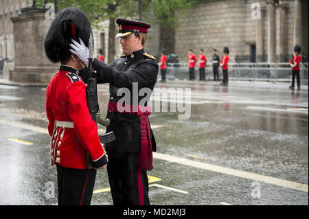 LONDON - 18. MAI 2016: Guard stehend an Aufmerksamkeit wird von Commander als pferdewagen Prozession, die Queen Elizabeth II in Richtung Buckingham geprüft Stockfoto