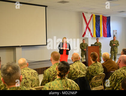 WILLIAMSBURG, Va (28. März 2018) - Emily Brauer, ein Mitglied der Virginia Haus der Delegierte der 64. Bezirk, spricht mit Marine Expedtionary Logistik Support Group (NAVELSG) Segler, als Gastredner, während Geschichte Monat Einhaltung der Frauen auf Waffen Naval Station Yorktown, Cheatham Anhang, Mar 28. NAVELSG ist eine wichtige Voraussetzung für Maritime Vorpositionierung Forcers (MPF), Joint Logistics Über das Ufer (JLOTS) Betriebs- und Seestreitkräfte an Land die expeditionary Güterumschlagdienste für Oberflächen-, Luft-, und Terminal operations, taktische tanken, und Ordnance Handhabung/re Stockfoto