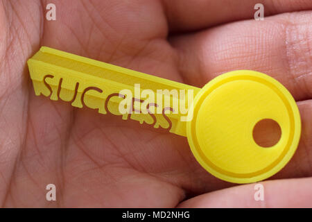 Der Geschäftsmann, der Hand, die eine Gelbe Taste, zeigt Erfolg Text Stockfoto