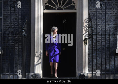 Premierminister Theresa May Schritte von Nummer 10 Downing Street London, indische Ministerpräsident Narendra Modi zu grüßen, vor der bilateralen Gespräche, die während der Tagung der Regierungschefs des Commonwealth. Stockfoto