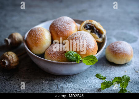 Frische, hausgemachte Brötchen mit Mohn und geriebenem Apfel gefüllt Stockfoto