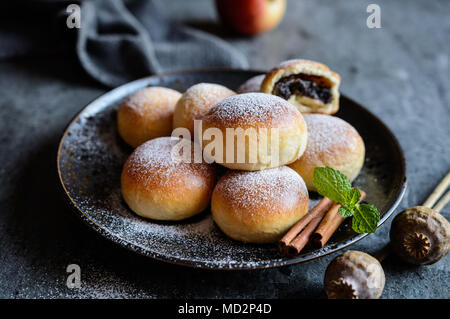 Frische, hausgemachte Brötchen mit Mohn und geriebenem Apfel gefüllt Stockfoto