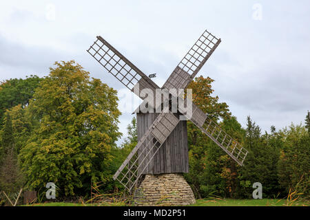 Eine hölzerne Windmühle, Insel Saaremaa, Estland Stockfoto