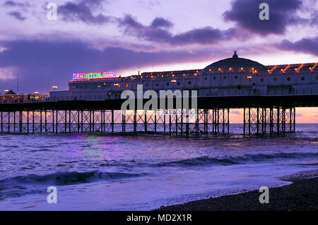 Brighton Palace Pier in der Dämmerung, East Sussex, Großbritannien Stockfoto