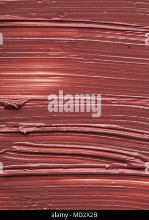 Textur von Braun Lippenstift auf weißem Hintergrund. Abstrich von Broken Brown Lip Gloss oder cremige Lidschatten auf weißem Hintergrund Stockfoto