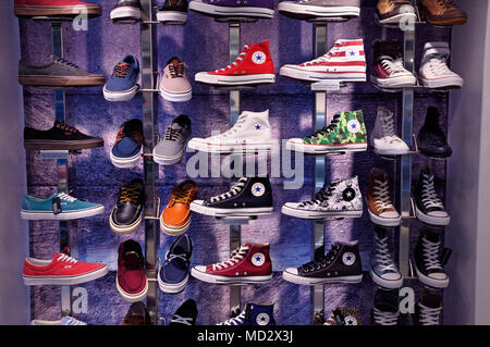 Converse Trainer und Vans Schuhe im Shop anzeigen Stockfoto