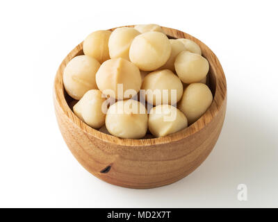 Macadamia Nüsse in Houten auf weißem Hintergrund Stockfoto