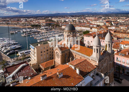 Frankreich, Var, Luftaufnahme von Saint Raphael, Hafen und Notre Dame de la Victoire Kirche, Stockfoto