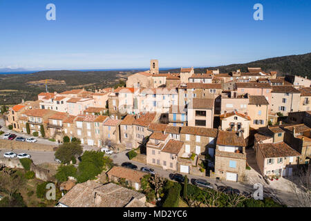 Frankreich, Provence-Alpes-Cote d'Azur, Var, Luftaufnahme von Gassin Village, beschriftet Les Plus beaux villages de France (Schönste Vill Stockfoto