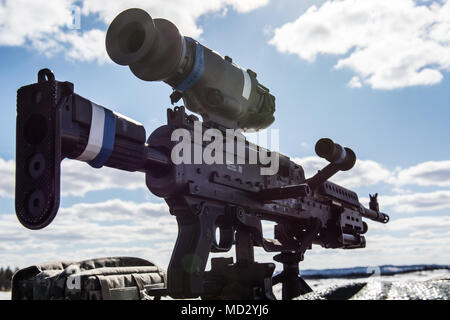 Ein M240B Maschinengewehr sitzt bereit für den Einsatz im Betrieb Cold Steel II, 7. März 2018 in Fort McCoy, Wis Betrieb Cold Steel ist der US-Armee finden Crew - Serviert Waffen Qualifizierung und Validierung ausüben, um sicherzustellen, dass America's Army Reserve Einheiten und Soldaten ausgebildet sind und bereit, kurzfristig als Teil bereit, Kraft X zu implementieren und überall in der Welt bekämpfen - bereit und tödlichen Feuerkraft zur Unterstützung der Armee und unsere gemeinsamen Partner bringen. (U.S. Armee finden Foto von SPC. Devona Felgar/301 Mobile Enhancement Brigade) Stockfoto