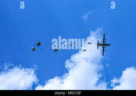 HOHENFELS, Deutschland - Sky Soldaten vom 1.BATAILLON, 503Rd Infanterie Regiment, 173Rd Airborne Brigade springt auf Hohenburg Drop Zone Dienstag, 17. April 2018. Am ersten Tag des Gemeinsamen Warfighter Bewertung 2018, diese Fallschirmjäger durchgeführt Notfall Bereitstellungsbereitschaft Übung. Stockfoto